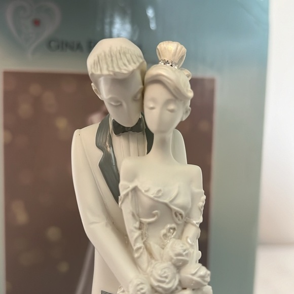 🆕Gina Free-hill collection Wedding EMBRACE CAKE TOPPER Polyresin Bride Groom - Picture 8 of 13